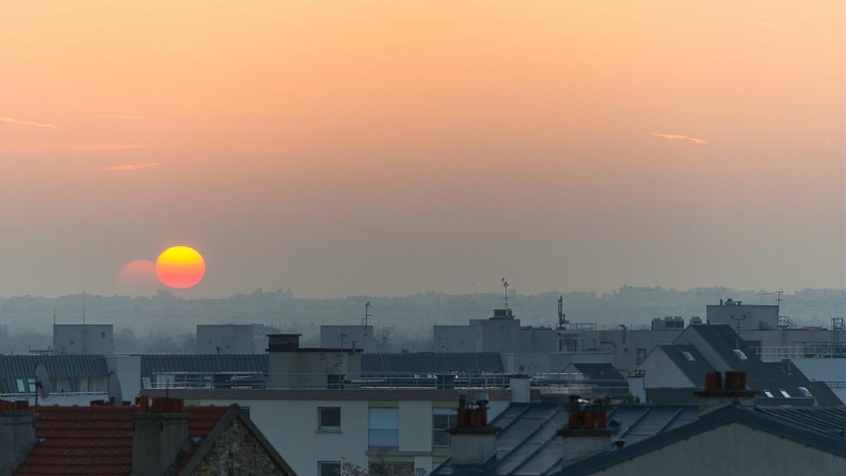 Aspect jaunâtre d'une pollution à l'ozone due à de fortes chaleurs / Crédit : Arnaud Bouissou - Terra 